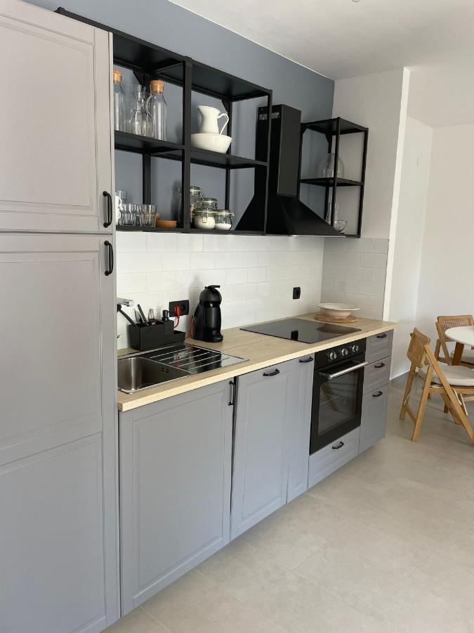 Apartment Sur La Plage Подстрана Экстерьер фото