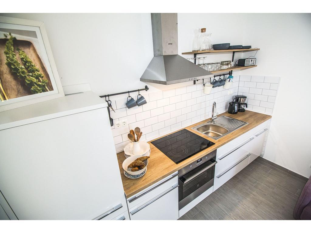 Apartment Sur La Plage Подстрана Экстерьер фото