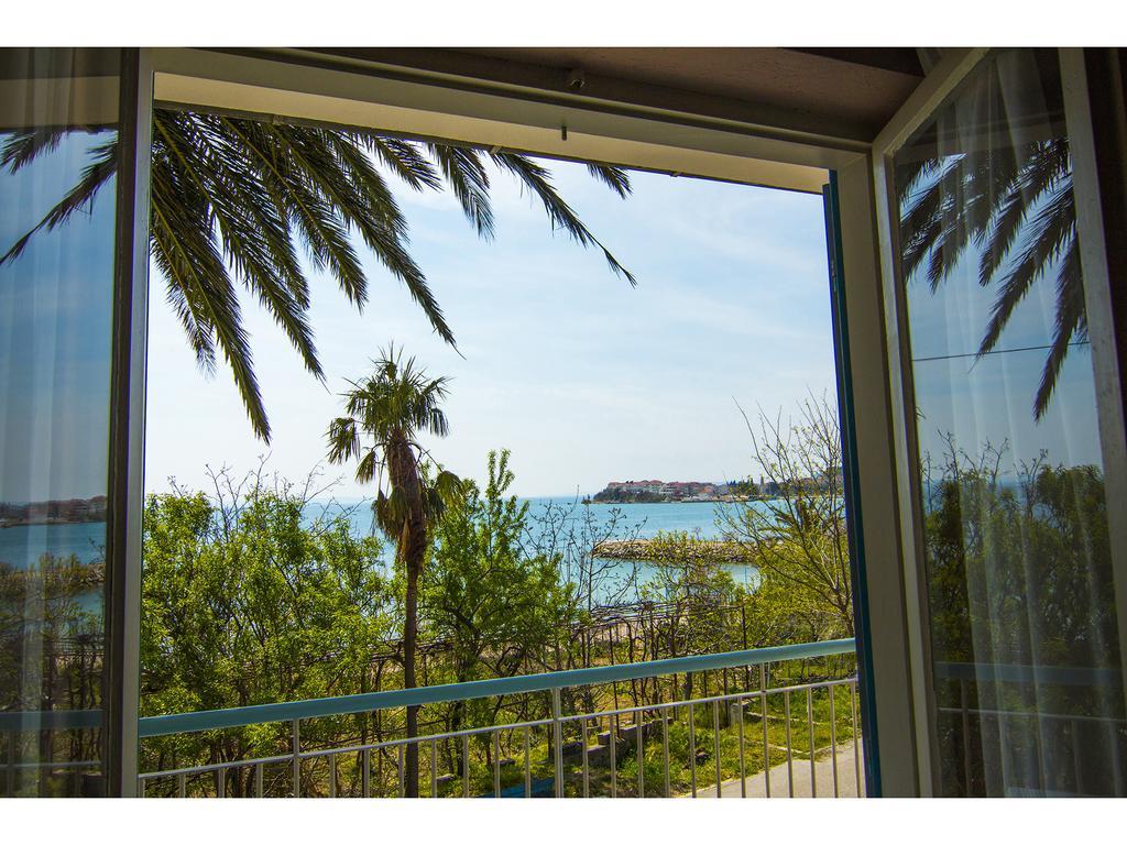 Apartment Sur La Plage Подстрана Экстерьер фото